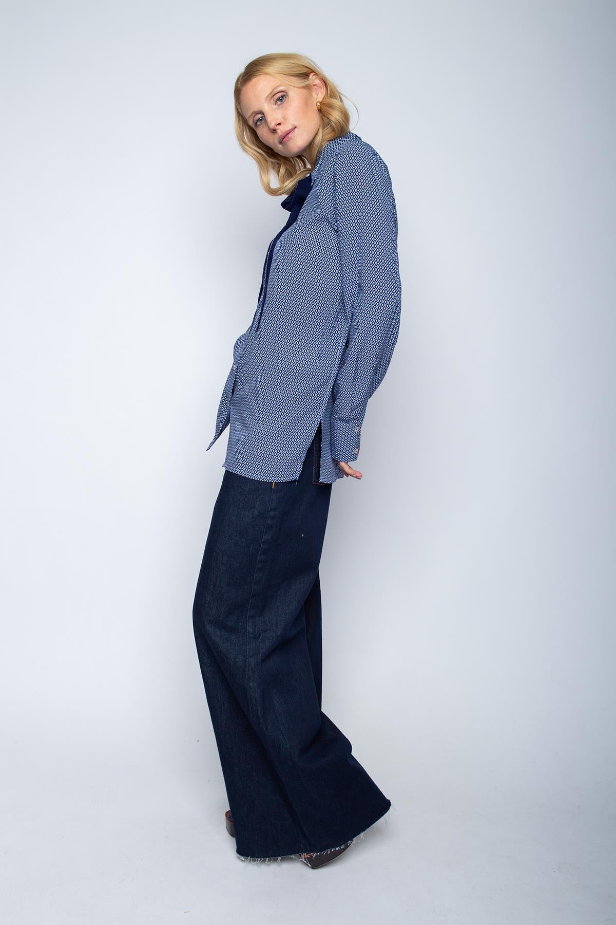 Bluse mit Schleife am Kragen blue navy geometric Bluse Emily van den Bergh