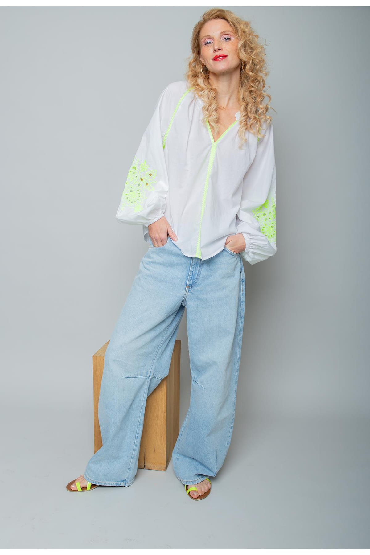 Bluse mit V-Ausschnitt und neon Detail white Bluse Emily van den Bergh