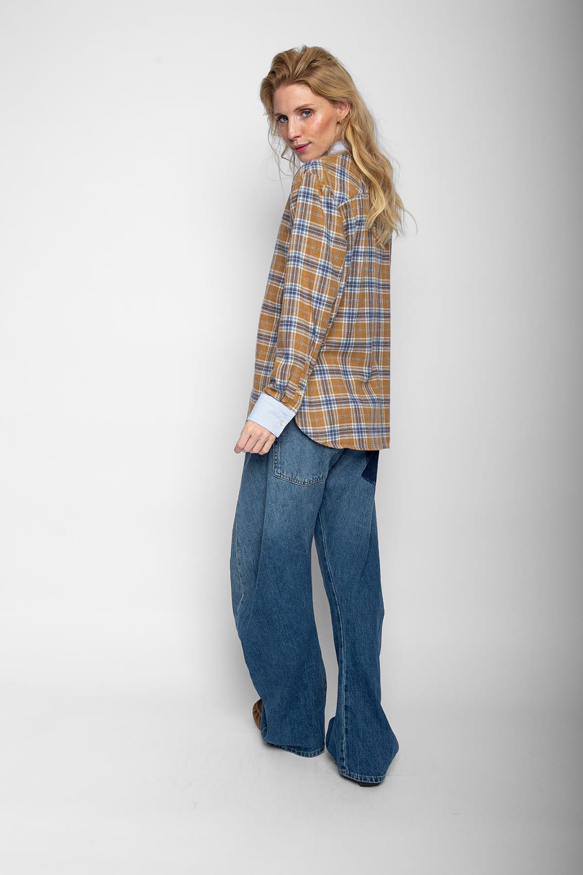 Bluse mit coolen Kontrastdetails denim gold check Bluse Emily van den Bergh 