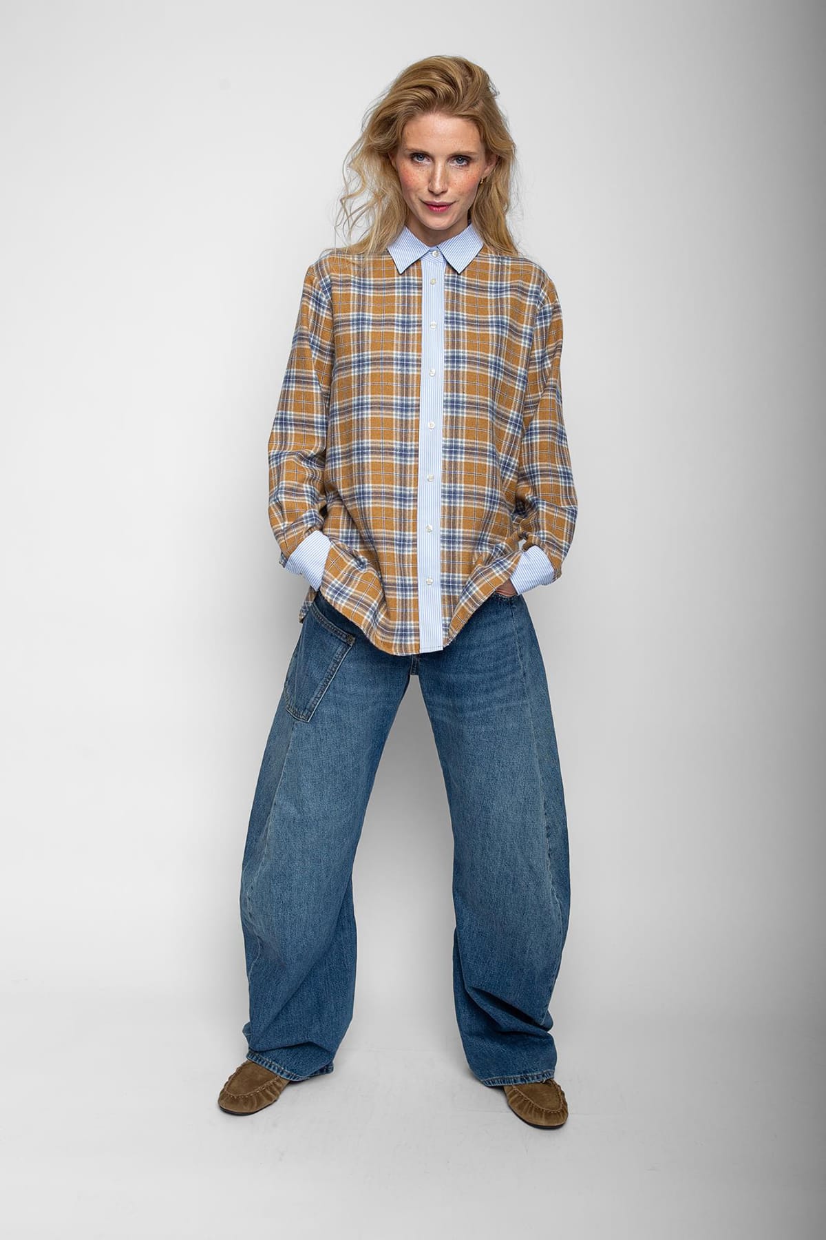 Bluse mit coolen Kontrastdetails denim gold check Bluse Emily van den Bergh 