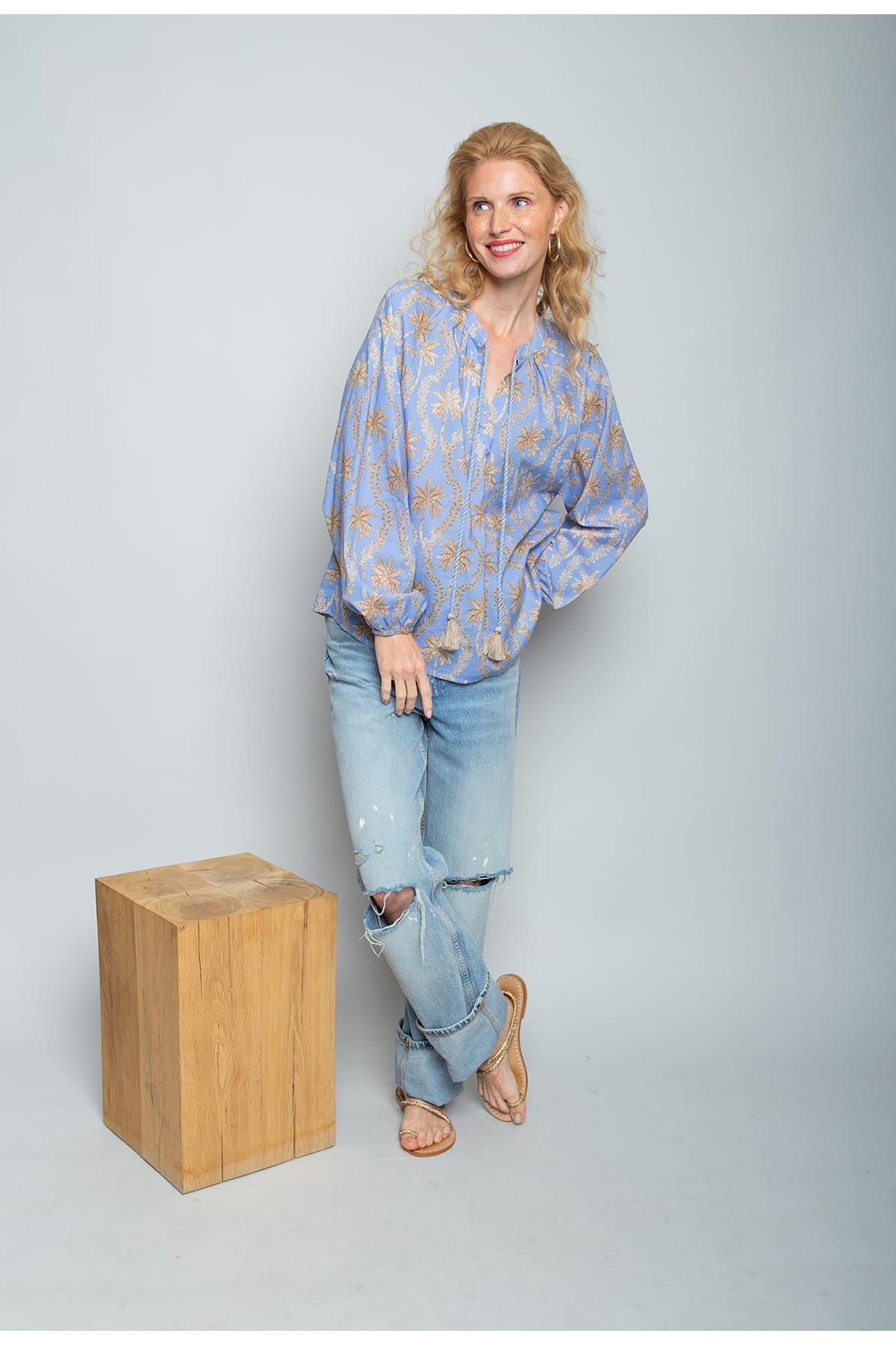Bluse mit kleinem V-Ausschnitt sand blue palms Bluse Emily van den Bergh 