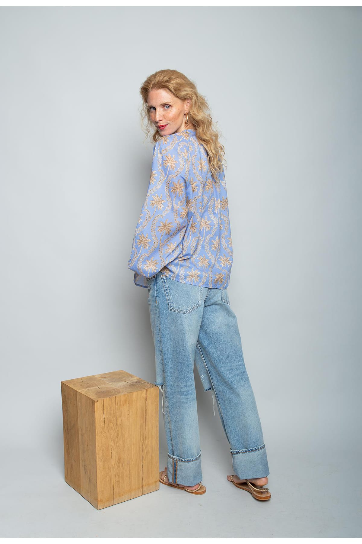 Bluse mit kleinem V-Ausschnitt sand blue palms Bluse Emily van den Bergh 