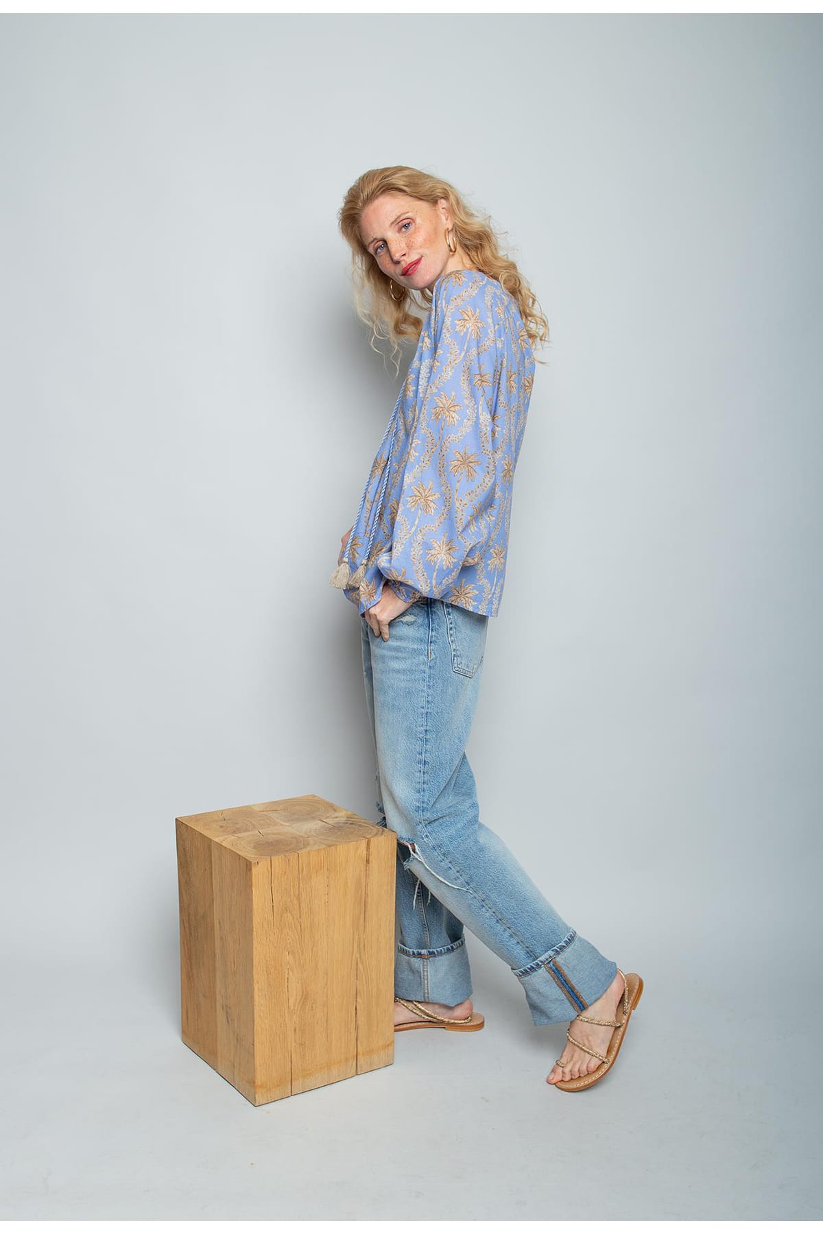 Bluse mit kleinem V-Ausschnitt sand blue palms Bluse Emily van den Bergh 
