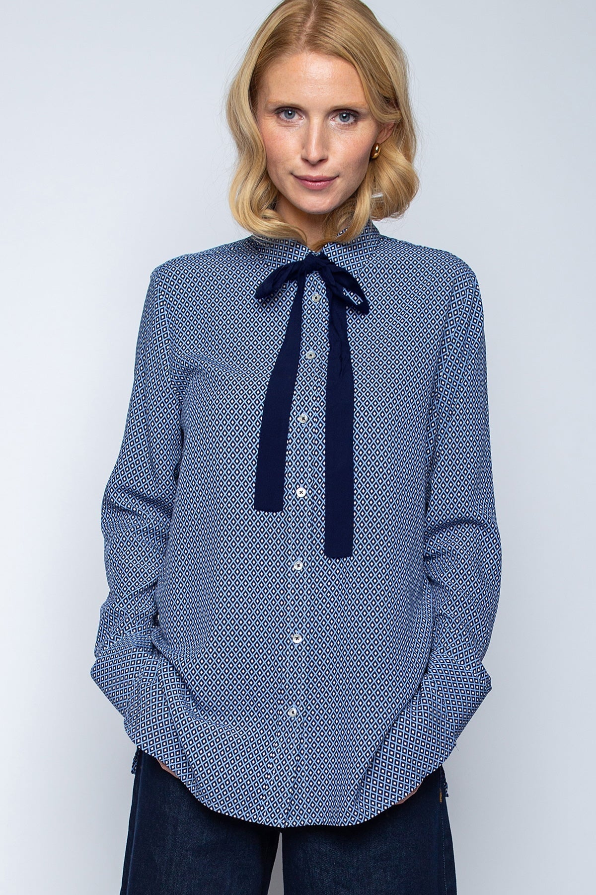 Bluse mit Schleife am Kragen blue navy geometric Bluse Emily van den Bergh 