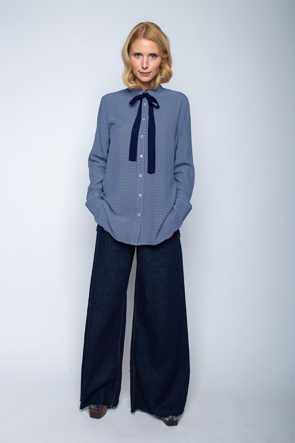 Bluse mit Schleife am Kragen blue navy geometric Bluse Emily van den Bergh 