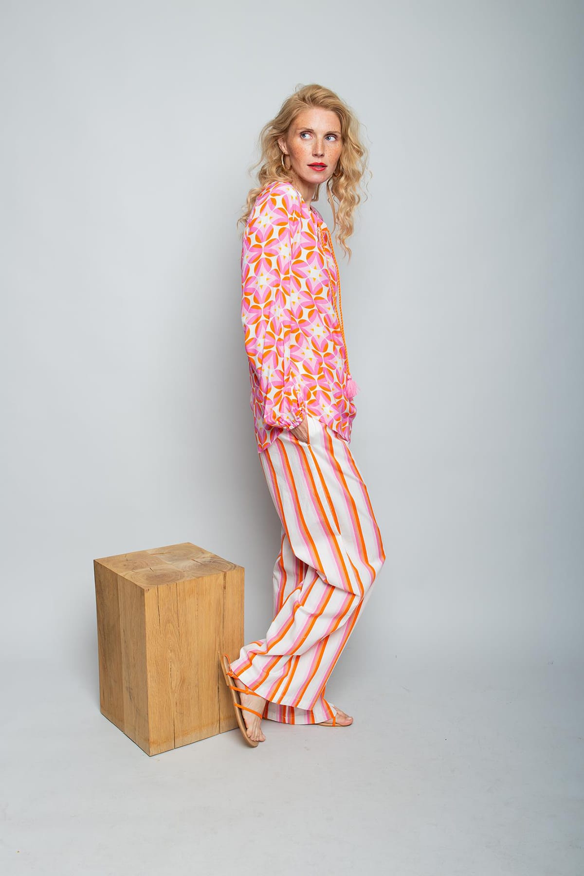 Bluse mit V-Ausschnitt mit farblich abgestimmten Bindebändern rose pink dots Bluse Emily van den Bergh 