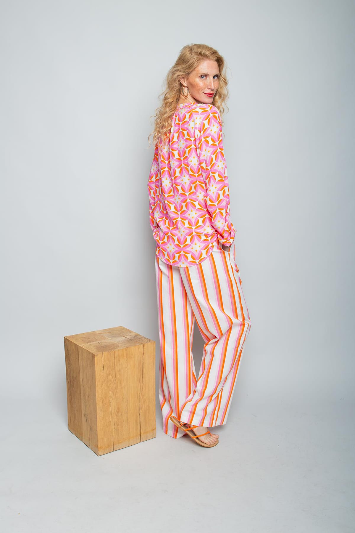 Bluse mit V-Ausschnitt mit farblich abgestimmten Bindebändern rose pink dots Bluse Emily van den Bergh 