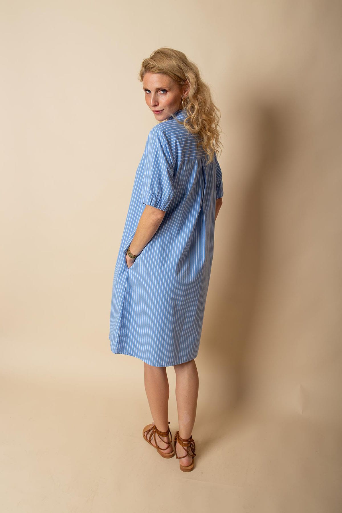 Kleid Hemdblusenkragen und halber Knopfleiste bleu stripe Kleid Emily van den Bergh 