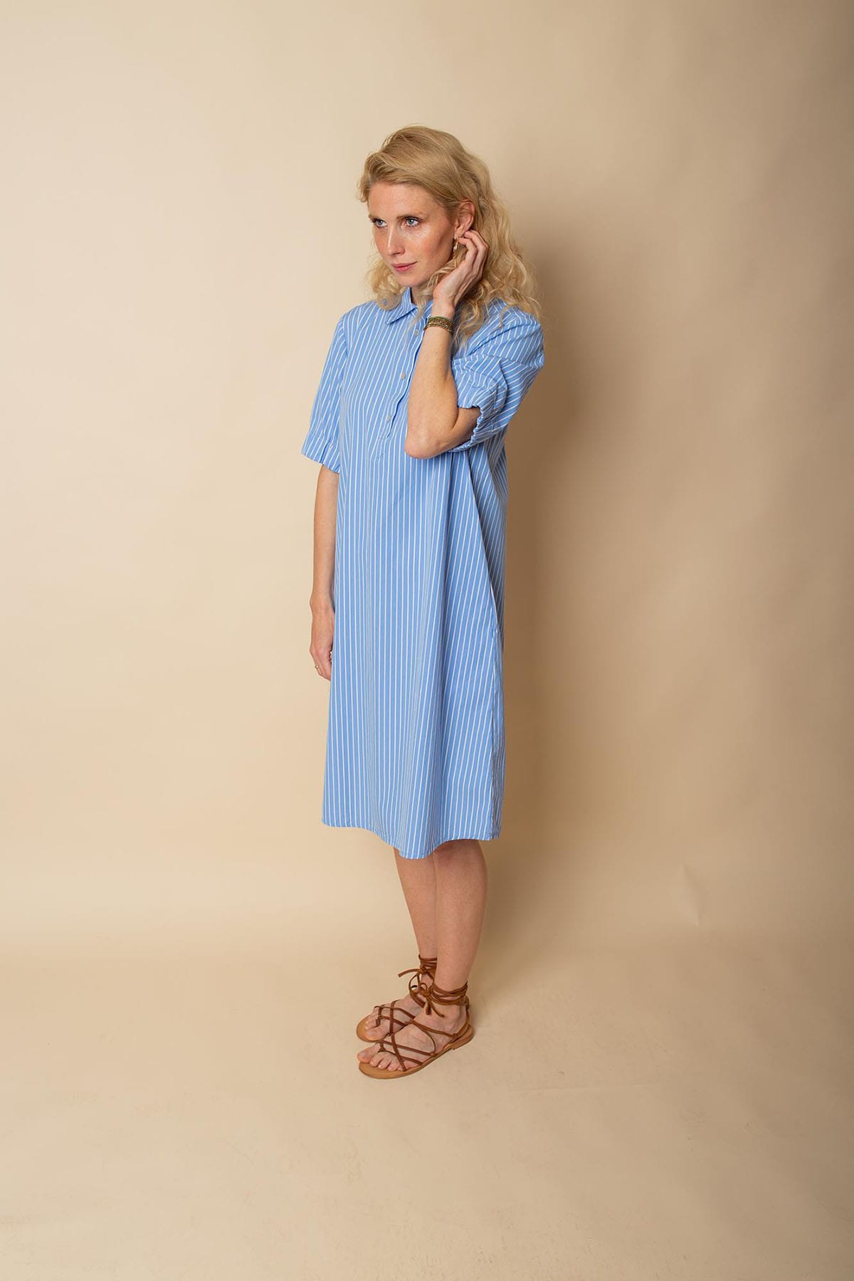 Kleid Hemdblusenkragen und halber Knopfleiste bleu stripe Kleid Emily van den Bergh 