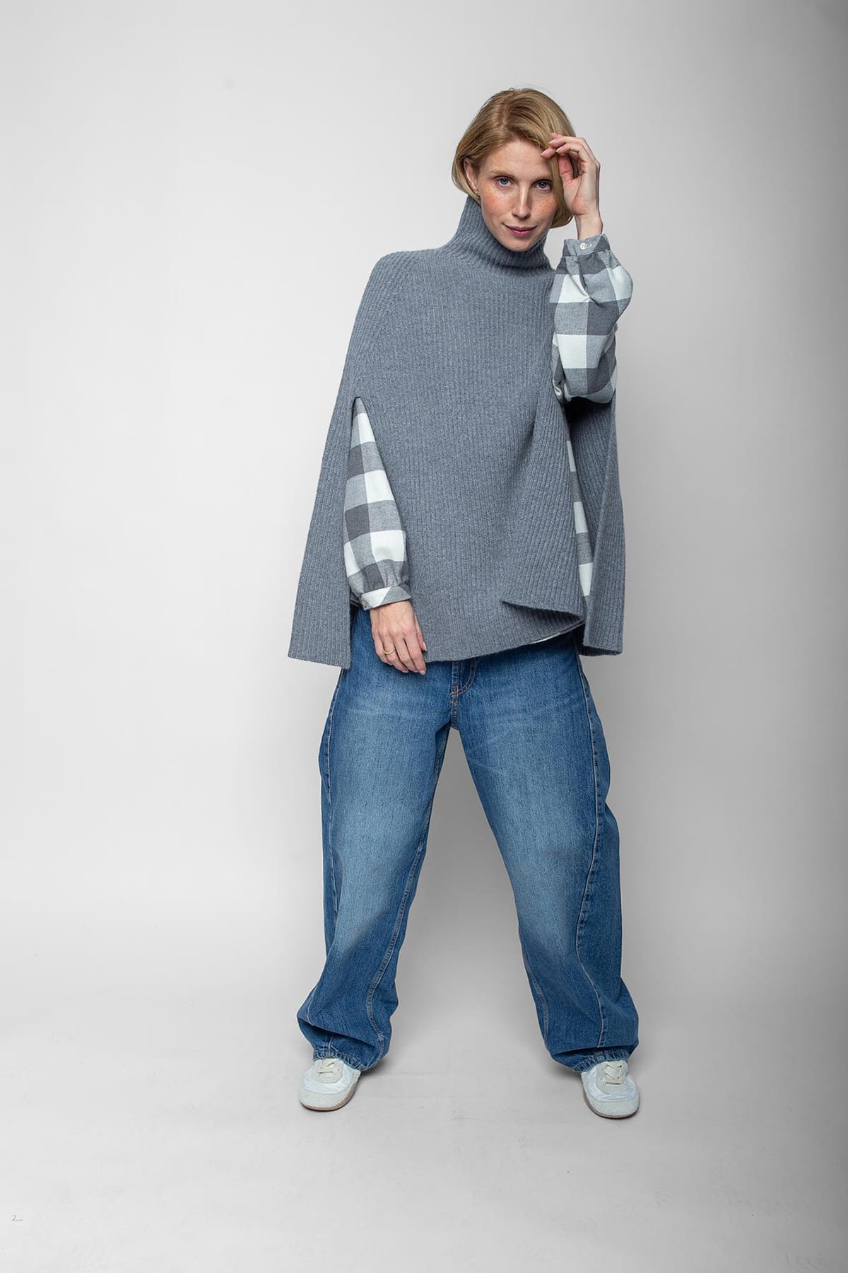 Poncho MIT LANGEN ÄRMELSCHLITZEN grey Poncho Emily van den Bergh 